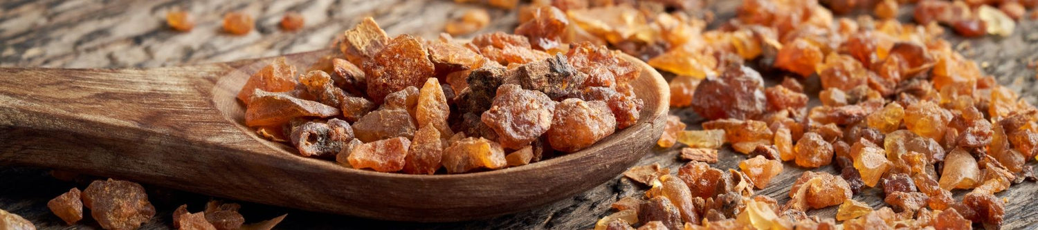 Myrrhe auf einem Holzlöffel verstreut auf einem Holzuntergrund