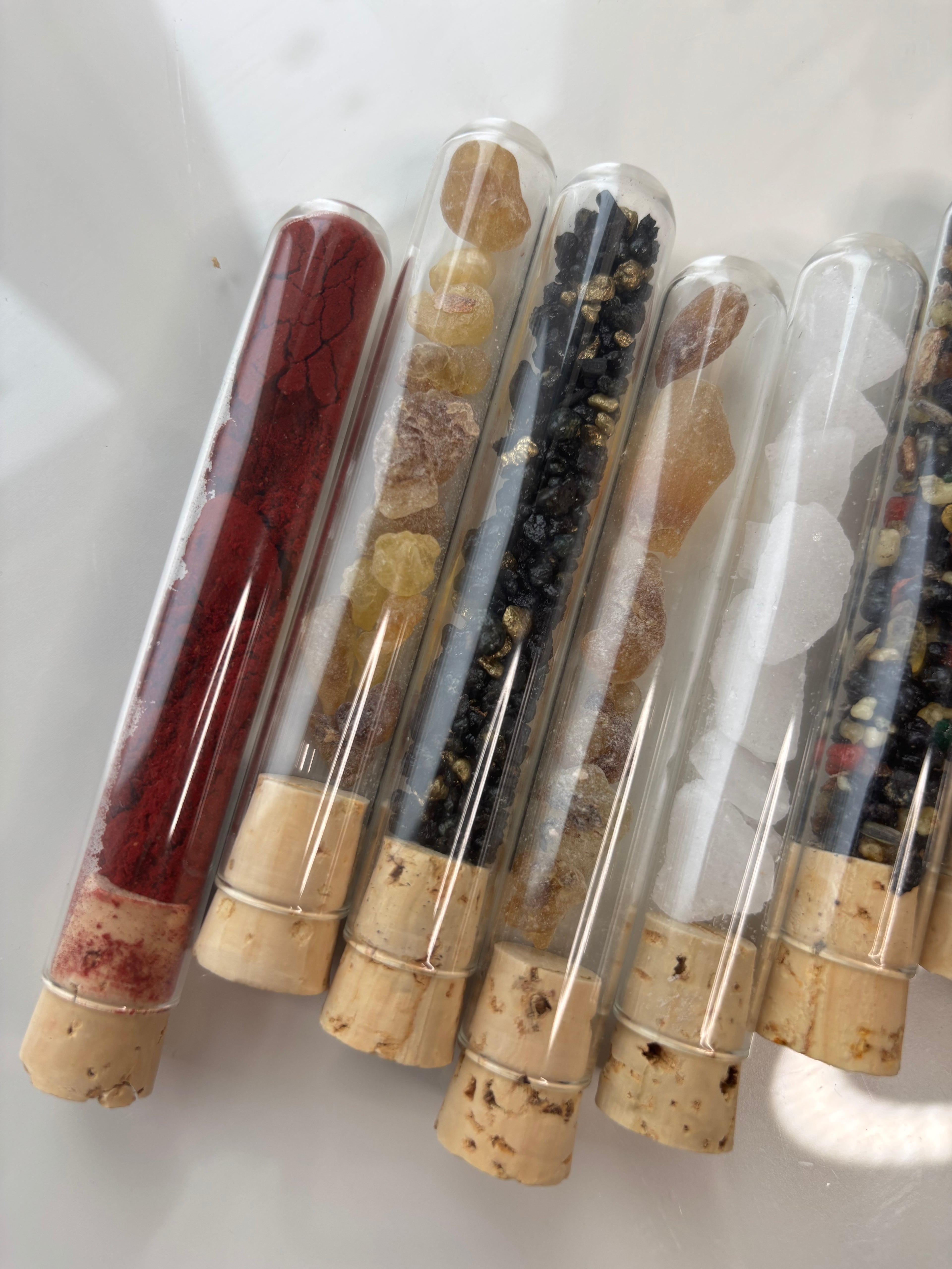 Nahaufnahme der Glasröhrchen gefüllt mit Weihrauch, Drachenblut, Räuchermischung Flow