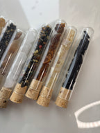 näher, glasröhrchen mit Oud, Weihrauch, Myrrhe