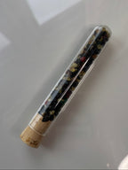 Packshot, Räuchermischung Erdung auf glänzendem Hintergrund in Glasröhrchen mit Korkverschluss