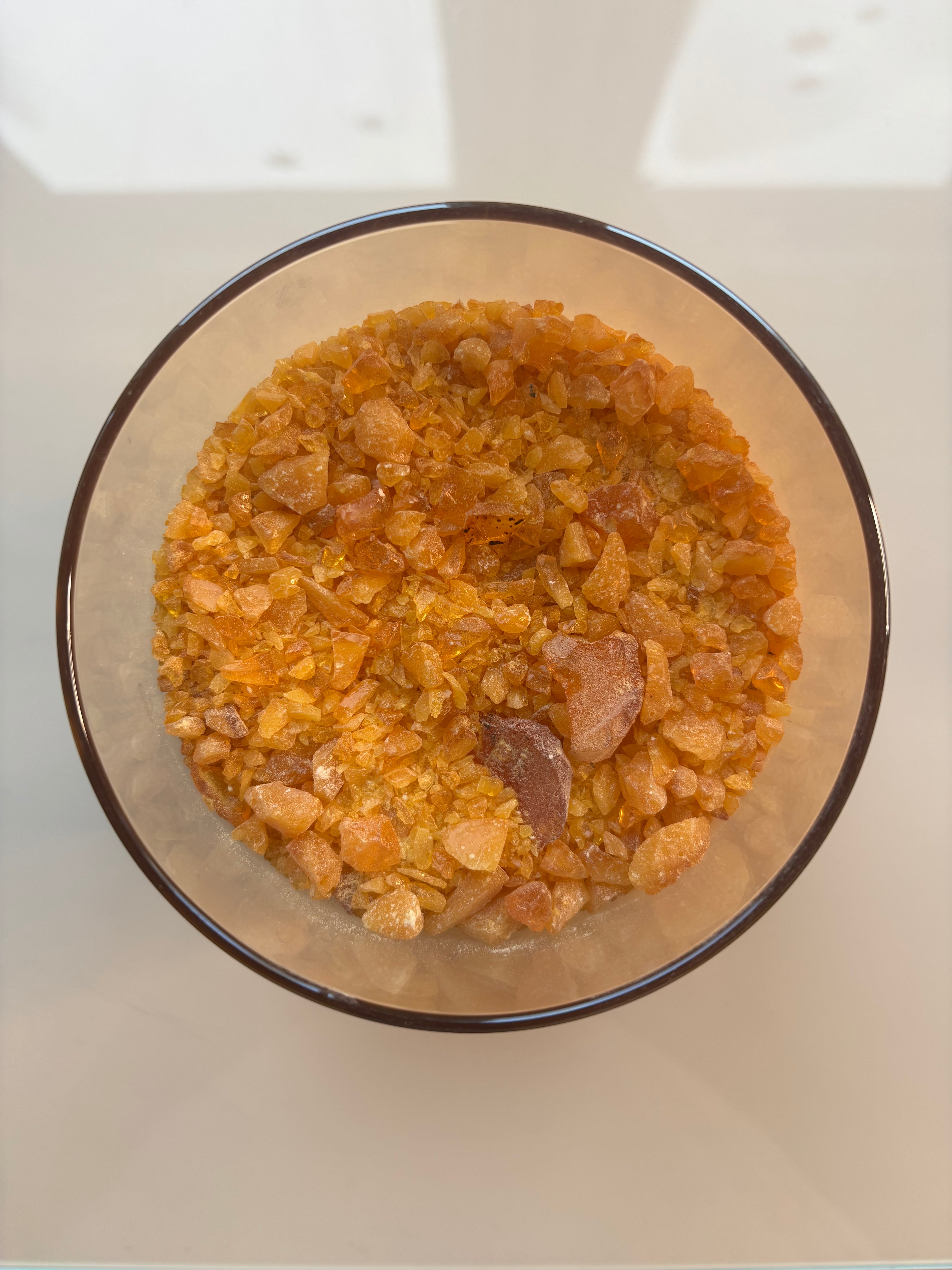 Fichtenharz in einer Glasdose mit weißem spiegelnden Hintergrund