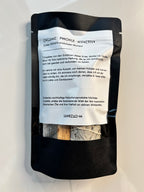 zu sehen ist in einer verpackung, mit Palo Santo holz, Salbei und selenit Kristall davor, auf der verpackung steht ein mantra