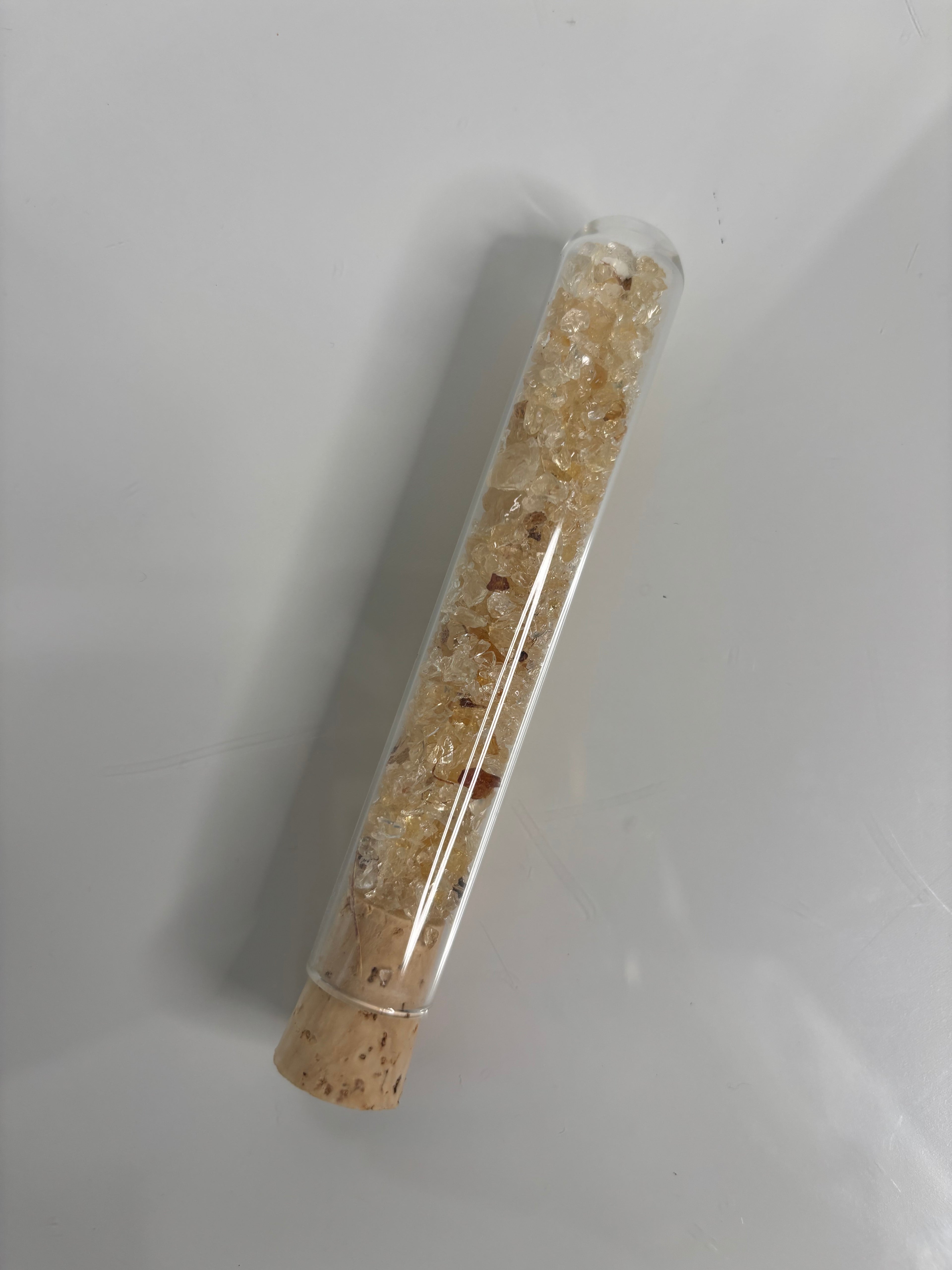 Akazienharz in Glasröhrchen