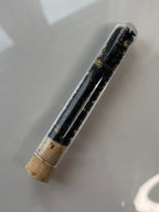 Packshot, Räuchermischung Flow auf glänzendem Hintergrund in Glasröhrchen mit Korkverschluss