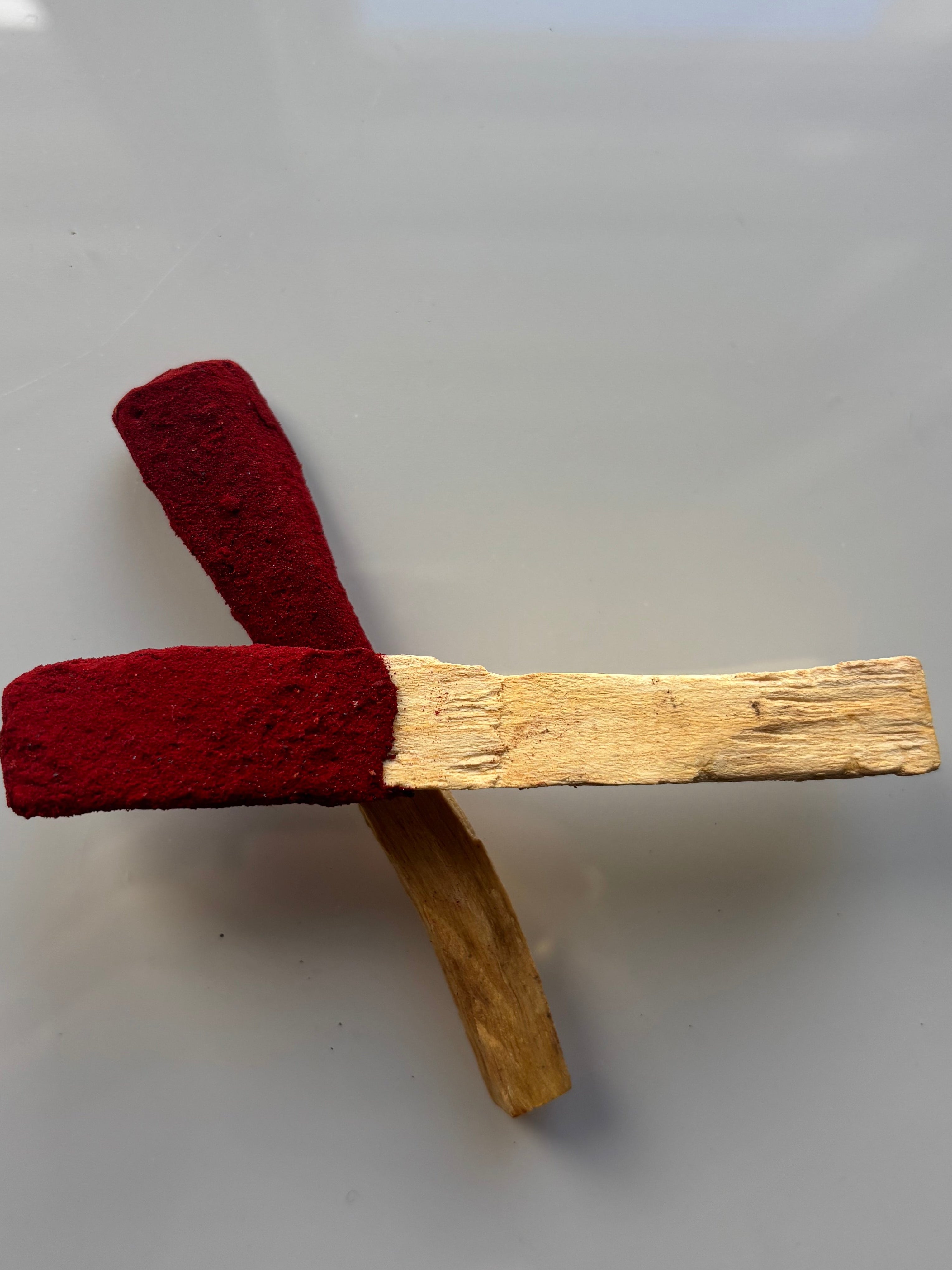 zwei palo santo sticks mit Drachenblut ummantelt