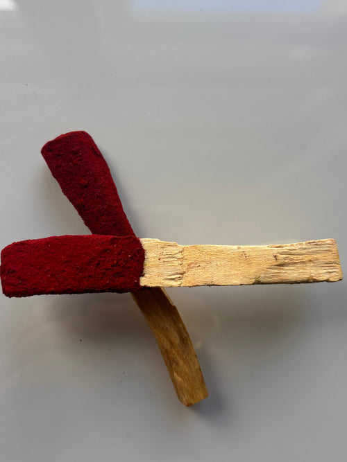 zwei palo santo sticks mit Drachenblut ummantelt