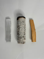 Palo Santo holz, Salbei und selenit Kristall auf weißem glänzenden hintergund, salbei ist etwas schwarz an der spitze
